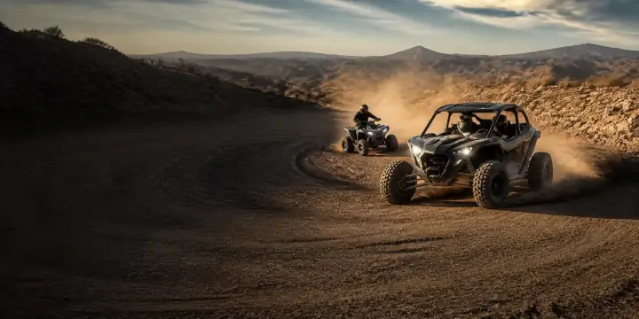 Quads deportivos recorriendo una pista de tierra